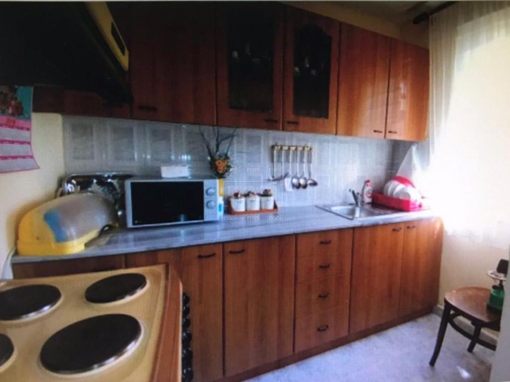 Tek Rruga E Kavajes , Jepet Me Qira Apartamenti 1+1.