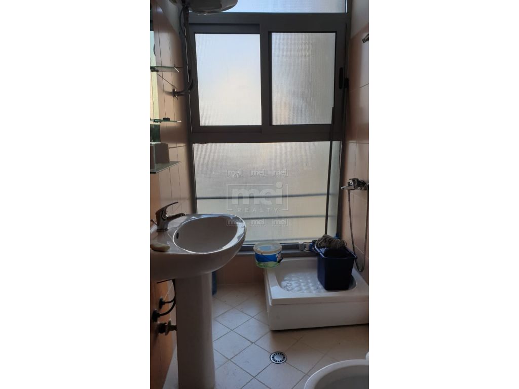 Shitet Gasonier  Prane Hotel Harmonia Durres.