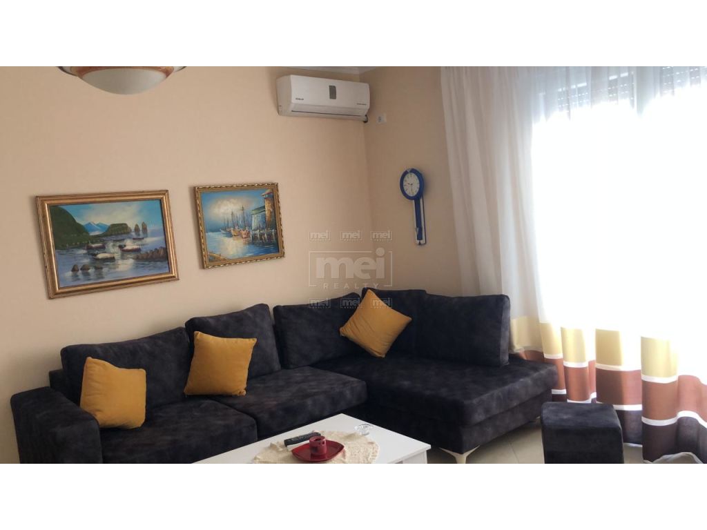 Tek Stacioni i Trenit, Jepet Me Qira Apartament 1+1.