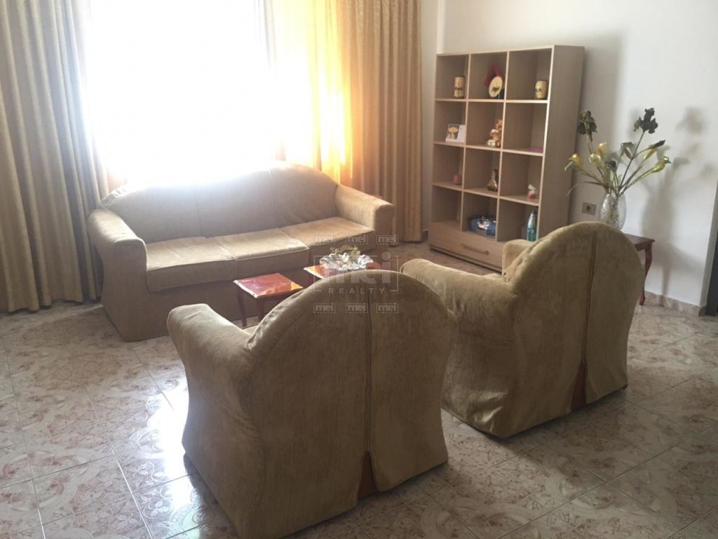 Mbrapa Ambasades Amerikane, Jepet Me Qira Apartament 1+1.
