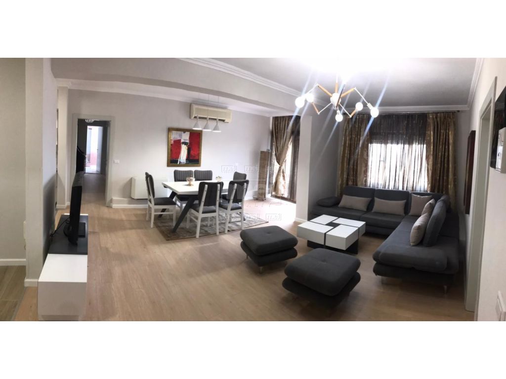 Jepet Me Qira, Apartament 3+1 Ne Qender.