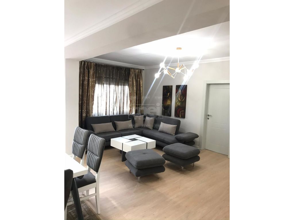Jepet Me Qira, Apartament 3+1 Ne Qender.