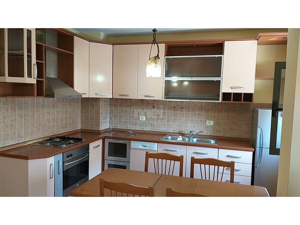 Prane Qendres Globe Jepet Me Qira Apartament 1+1.