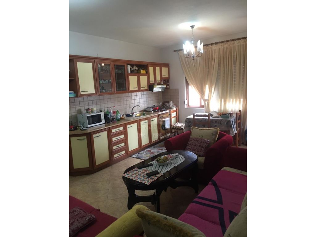 Shitet Apartament 2+1+2, Tek Komisariati i Policise Nr.1 Ne Brryl.