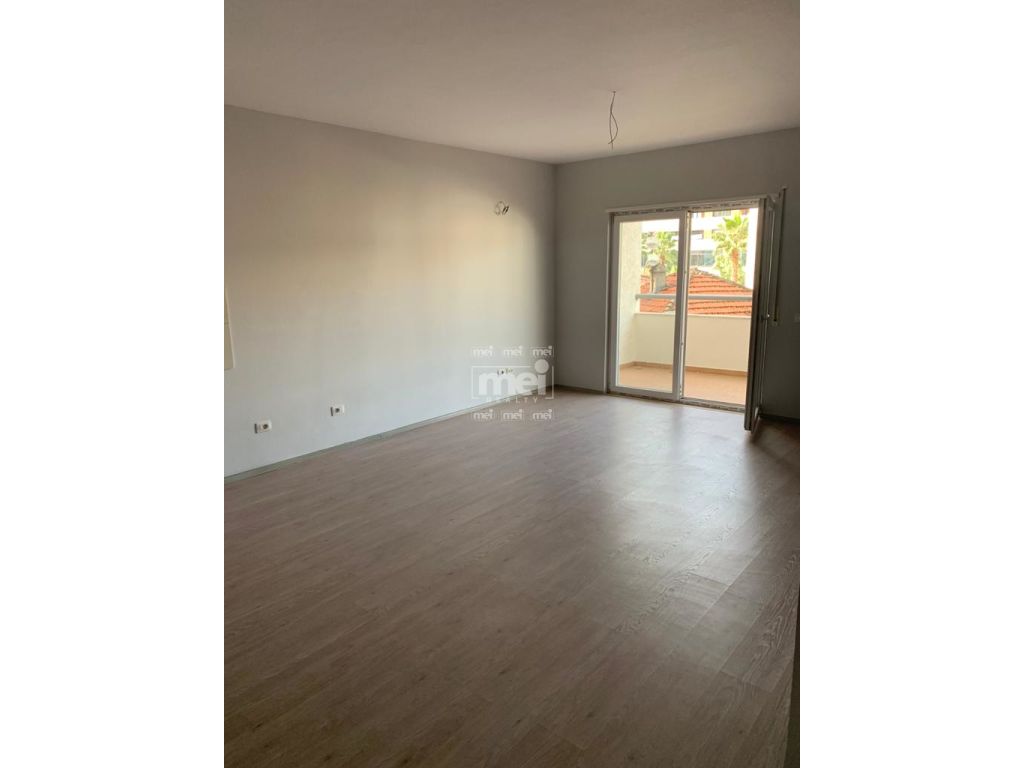 SHITET APARTAMENT 2+1+2 QENDER