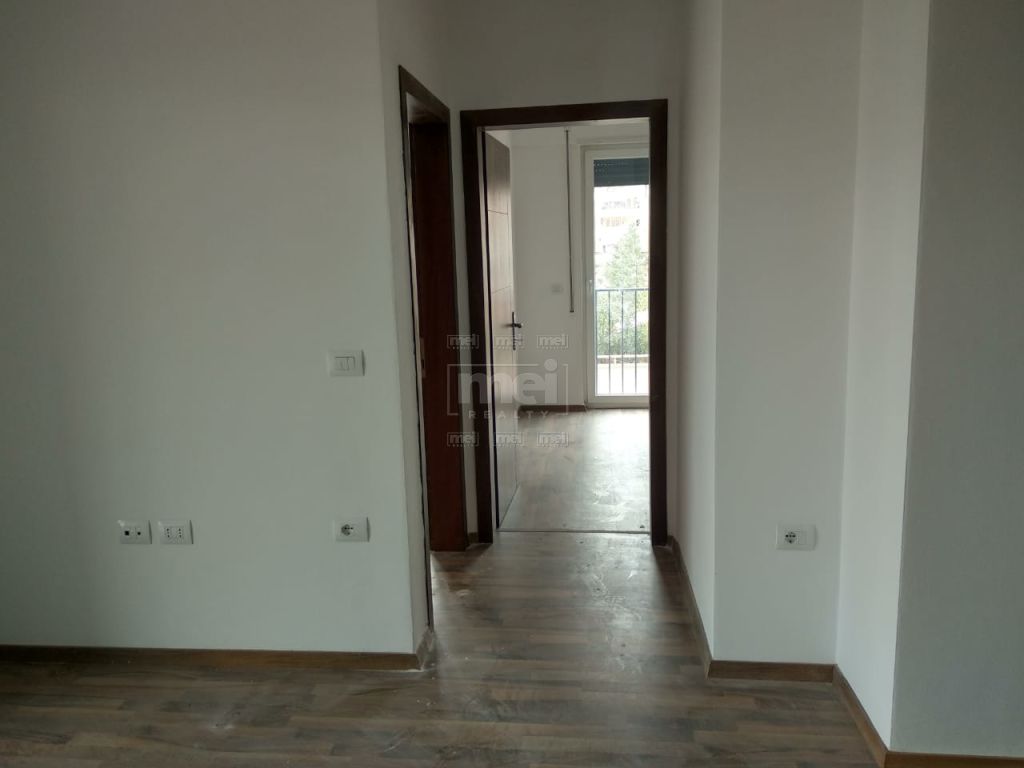 JEPET ME QIRA APARTAMENT 2+1 BOSH PER ZYRA OSE BANIM, 21 DHJETORI.