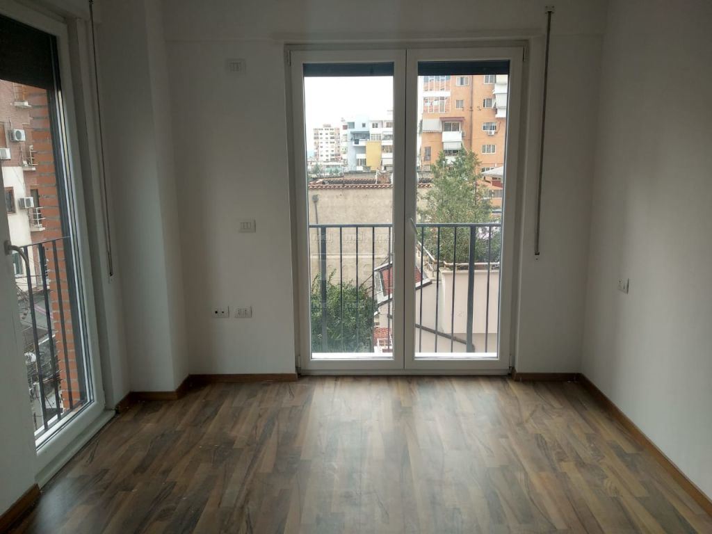 JEPET ME QIRA APARTAMENT 2+1 BOSH PER ZYRA OSE BANIM, 21 DHJETORI.