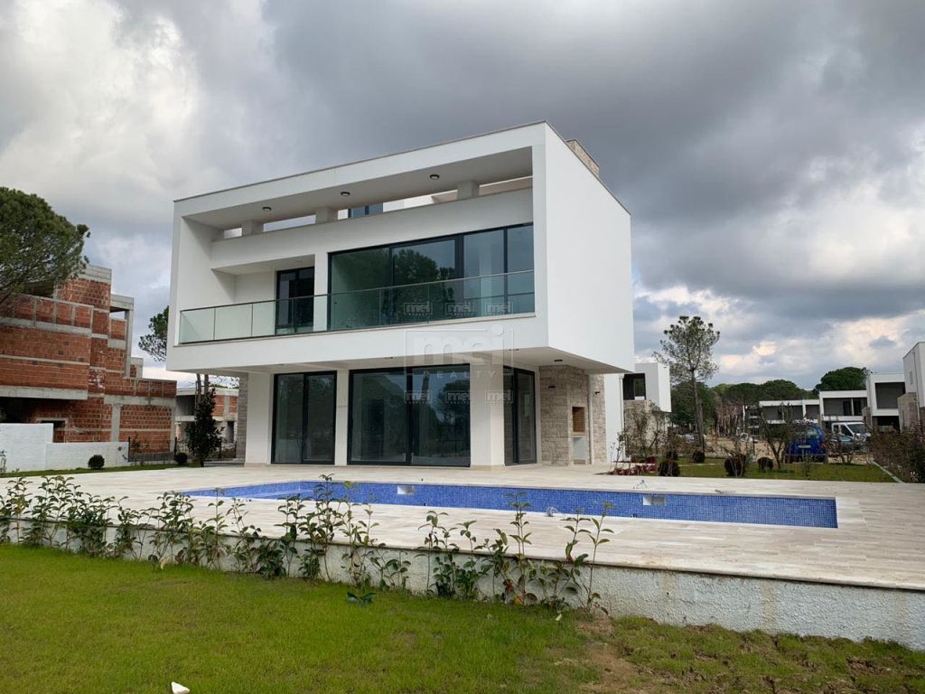 Tek Gjiri I Lalzit, Ne San Pietro Resort Shitet Vile Elitare