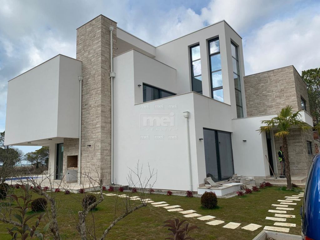 Tek Gjiri I Lalzit, Ne San Pietro Resort Shitet Vile Elitare