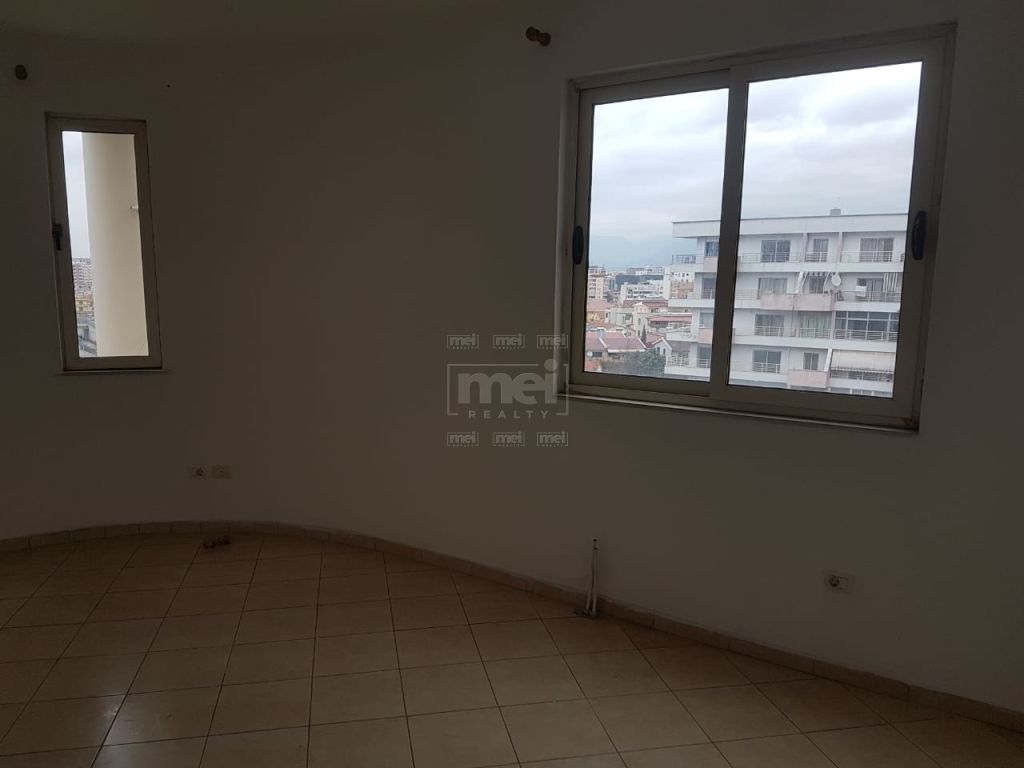 Tek Kodra e Diellit Shitet Apartament 1+1