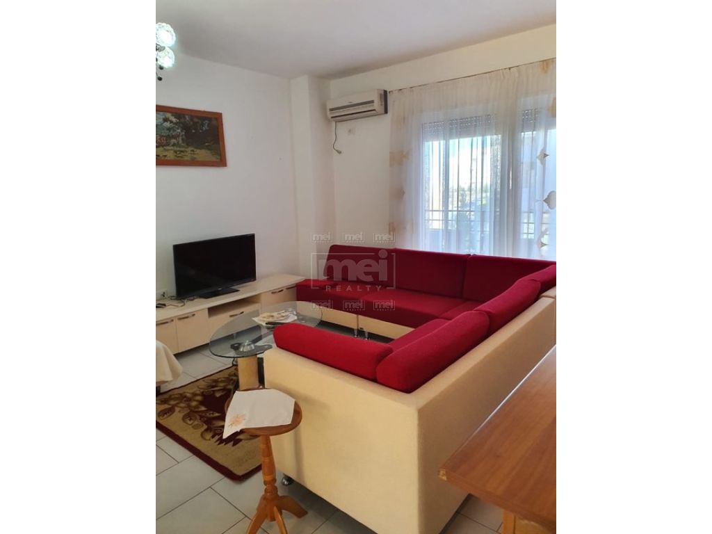 Tek Kopshti Botanik Jepet Me Qera Apartament 3+1.