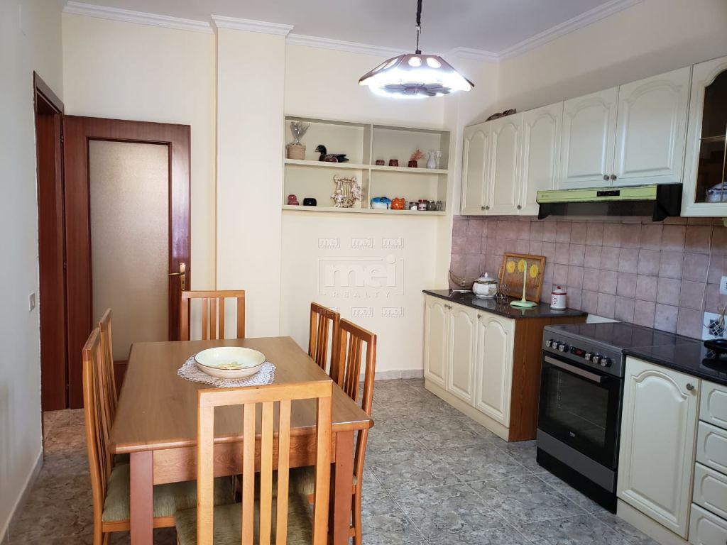 Tek Komuna E Parisit, Jepet Me Qira Apartamenti 2+1+Garazh.