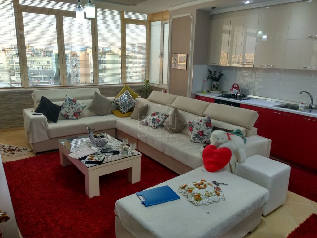 Ne Laprake, Blloku Gintash Shitet Apartament 2+1.