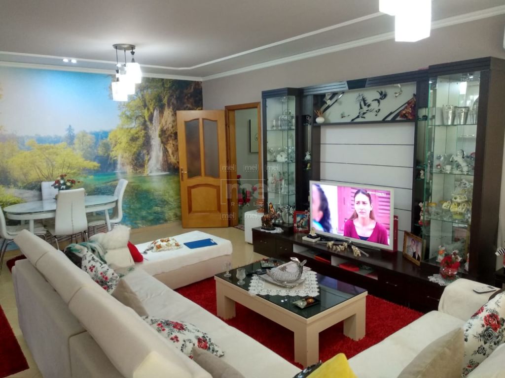 Ne Laprake, Blloku Gintash Shitet Apartament 2+1.