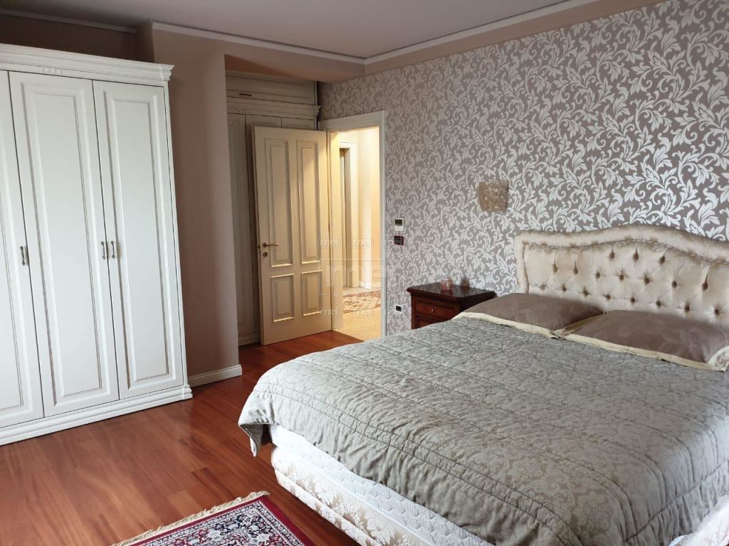 Ne Bllok, Jepet Me Qira Apartament 3+1