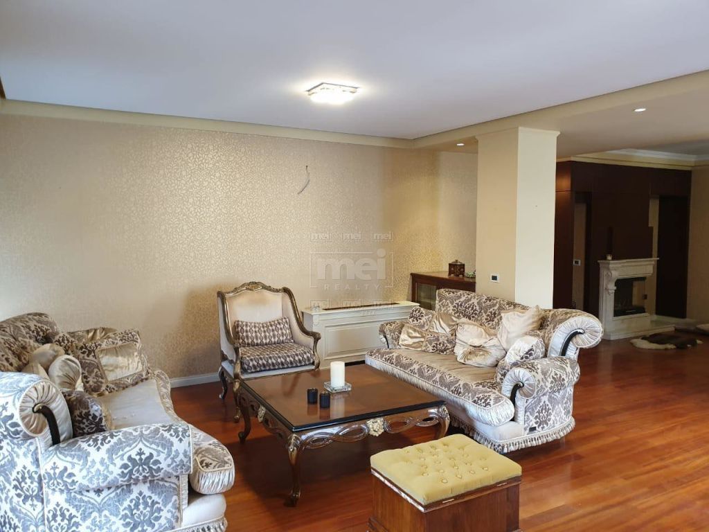 Ne Bllok, Jepet Me Qira Apartament 3+1