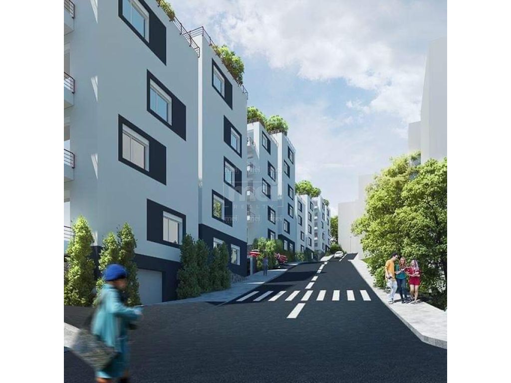 Tek Liqeni i Thate Shitet Apartament 2+1