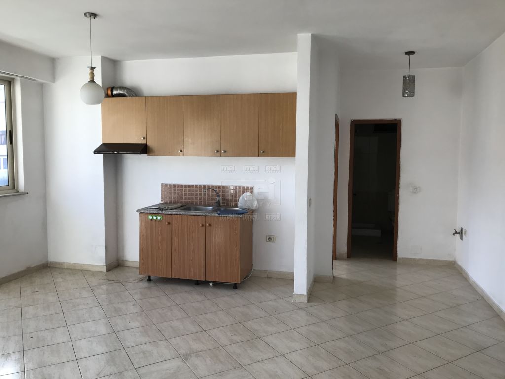 Ne Rr. Mine Peza, Shitet apartament 1+1