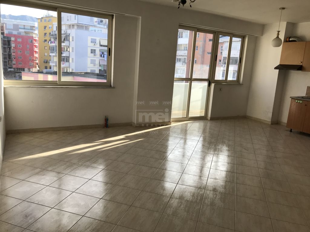 Ne Rr. Mine Peza, Shitet apartament 1+1 1