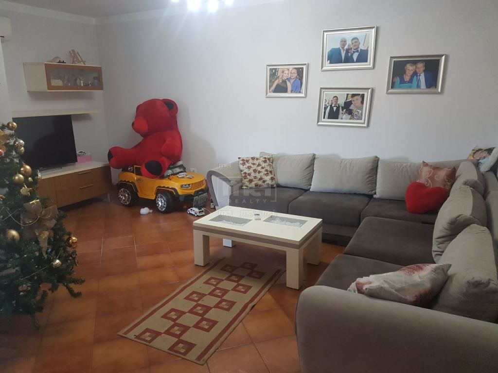 Tek Stacioni i Trenit Shitet Papafingo 3+1
