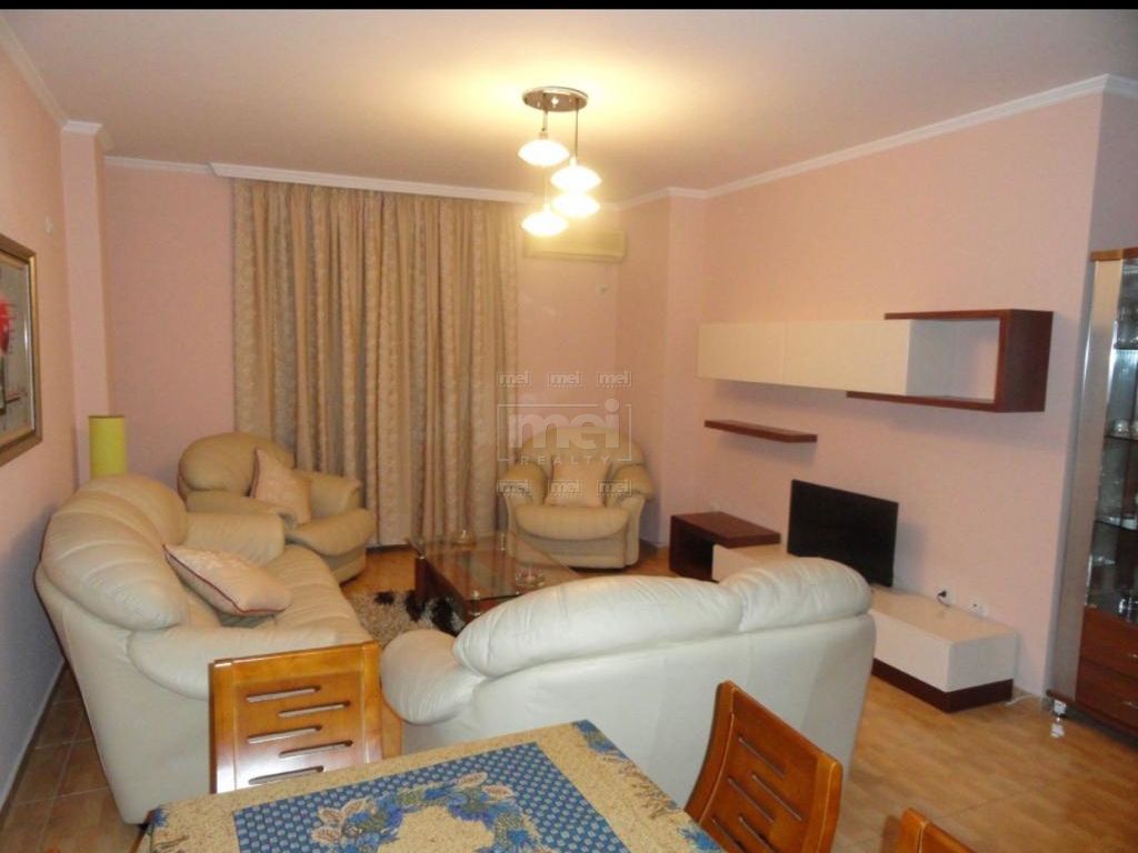 Ne Rr. e Elbasanit, Shitet Apartament 2+1