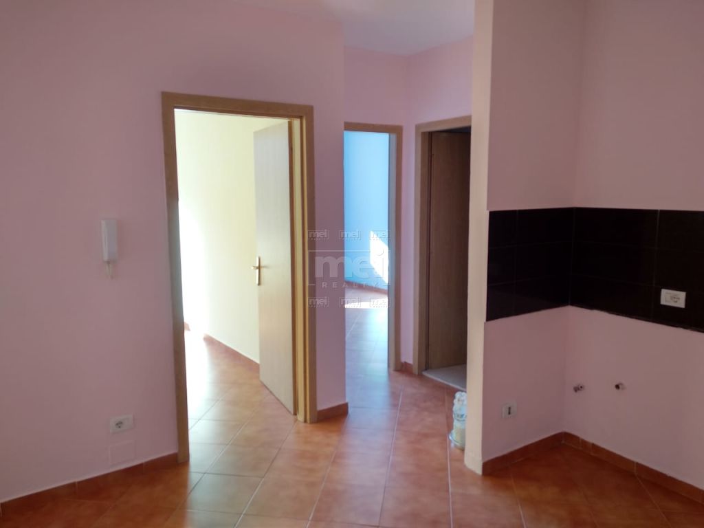 Jepet Me Qira Apartament 2+1 Bosh, Ne Rrugen E Elbasanit .