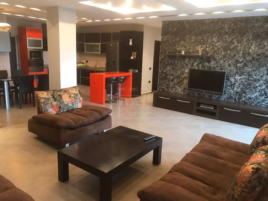 Tek liqeni i Tiranes , jepet me qira apartament 3+1+Garazh
