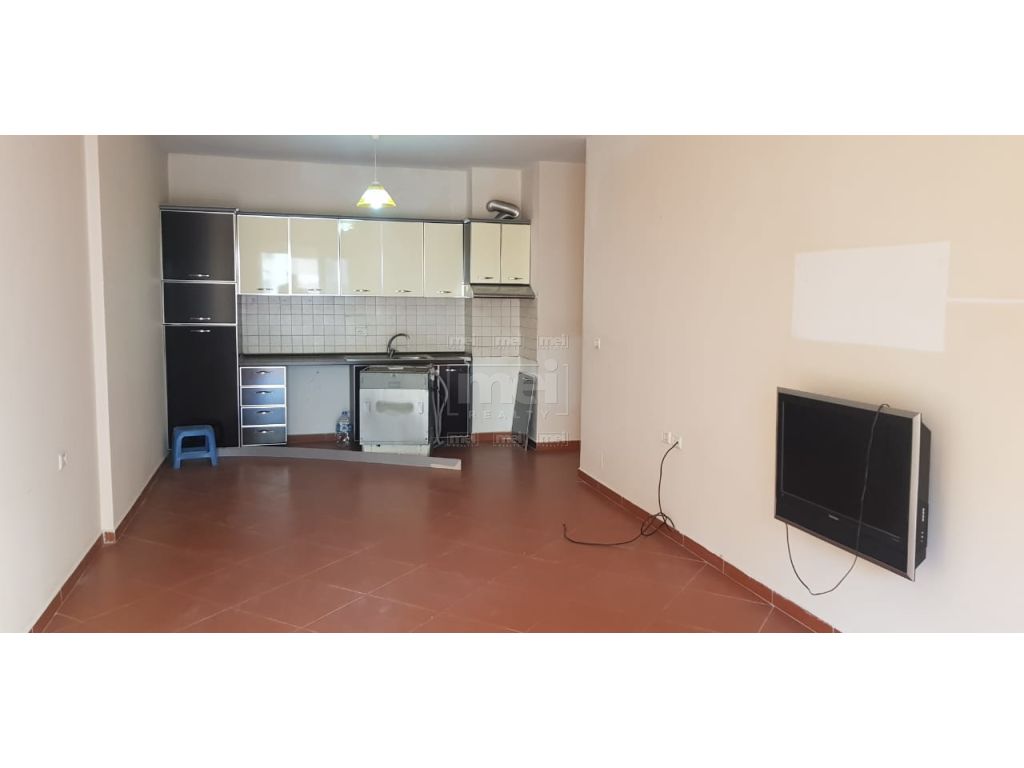 Tek Kompleksi Usluga, Jepet Me Qira Apartamenti 2+1 Per Zyra ose Banim.