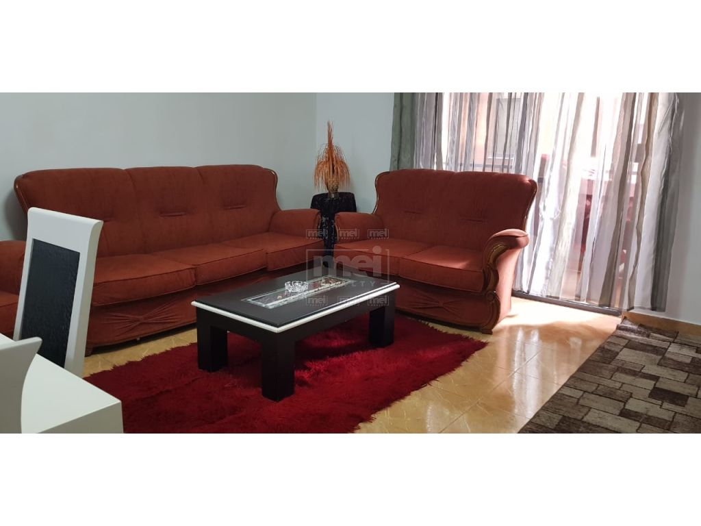 Blloku , Prane Pallateve Agimi, Jepet Me Qira Apartament 2+1.
