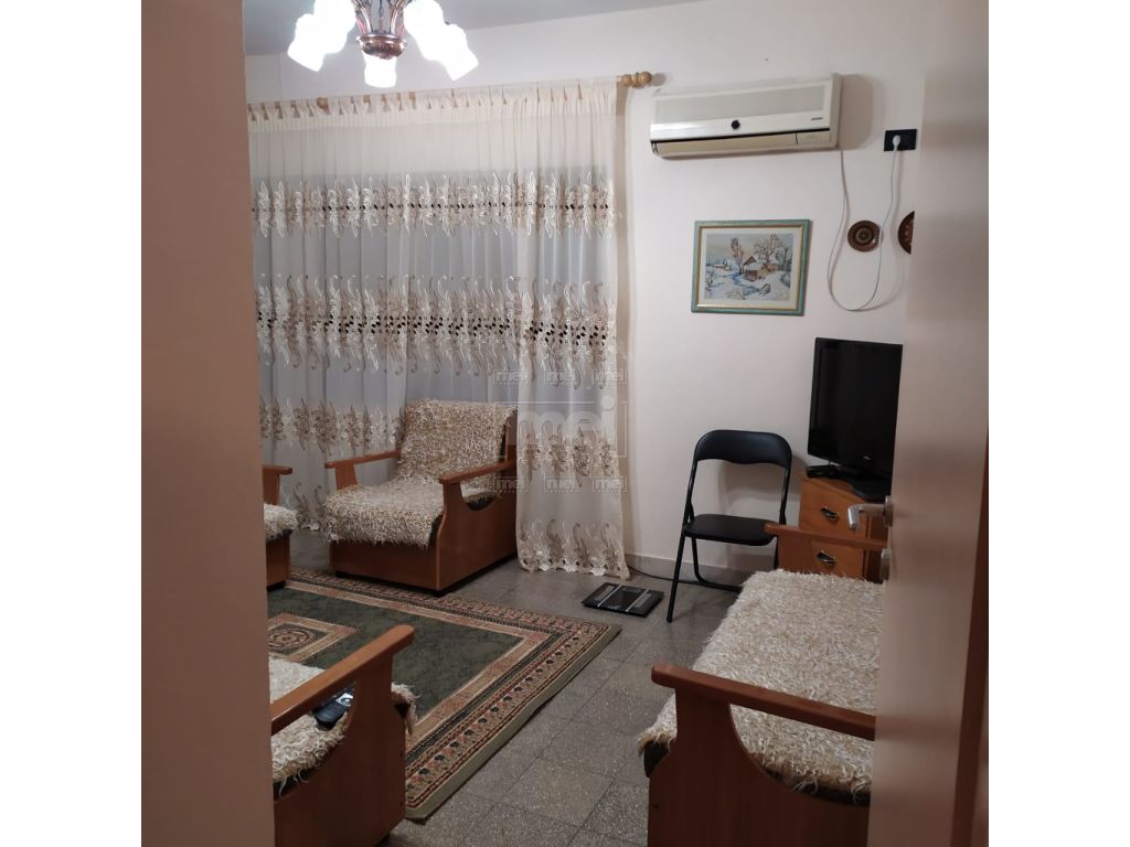 Blloku , Prane Bankes Credins Jepet Me Qira Apartament 2+1 .