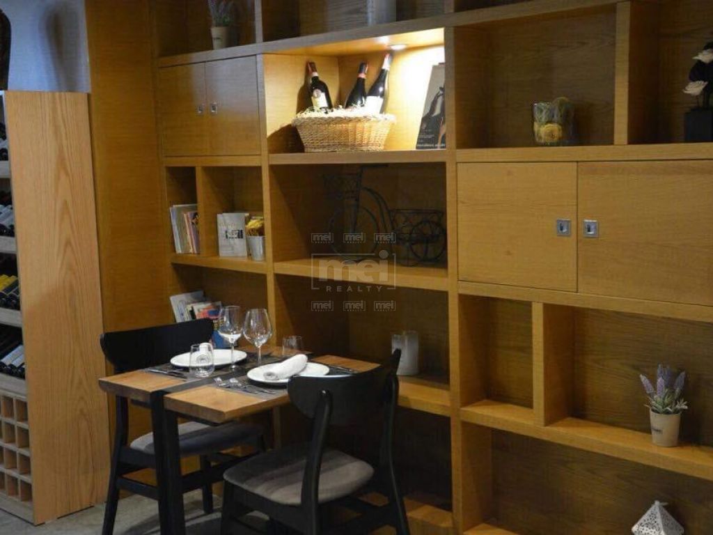 JEPET ME QIRA RESTORANT PESHKU AFER ZOGUT TE ZI!
