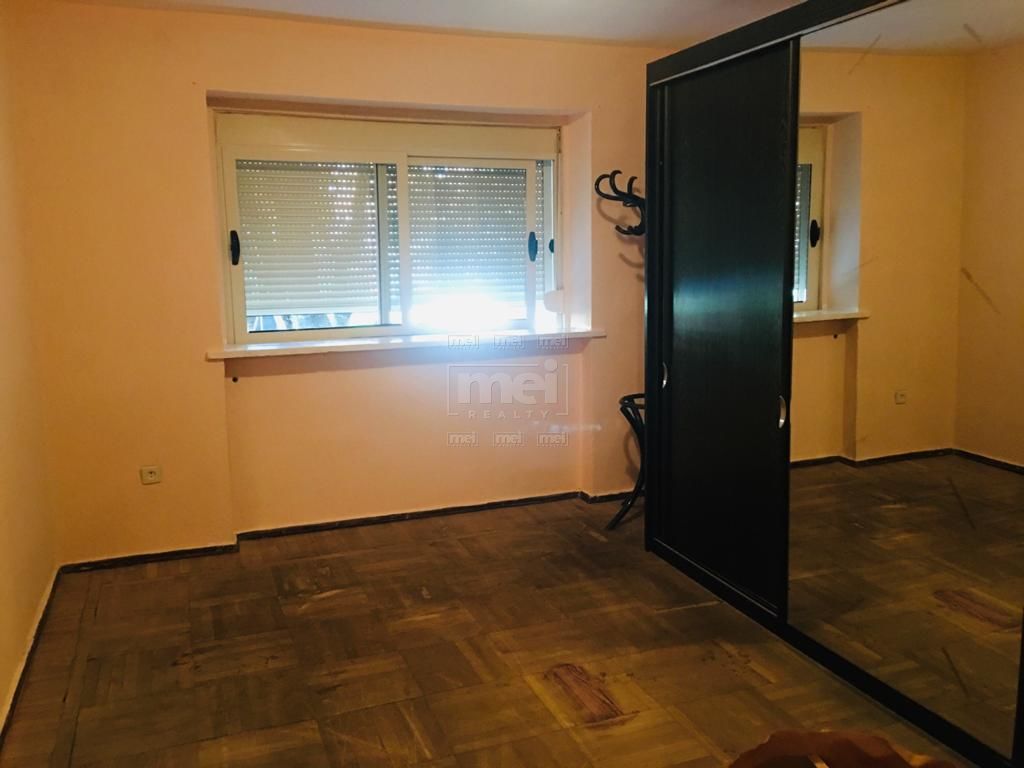 Tek Rruga Muhamet Gjollesha Jepet Apartament Me Qira.