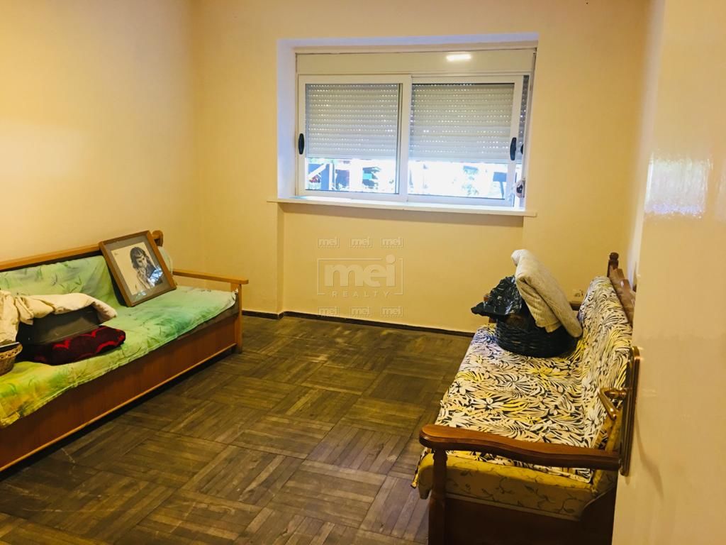 Tek Rruga Muhamet Gjollesha Jepet Apartament Me Qira.
