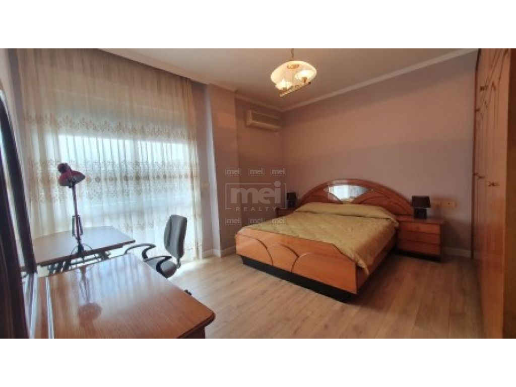 Bllok, Jepet Me Qira Apartament 2+1