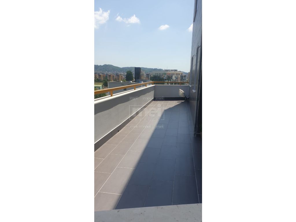Afer Zogut Te Zi Jepet Me Qira Apartamenti 2+1+2+Verande