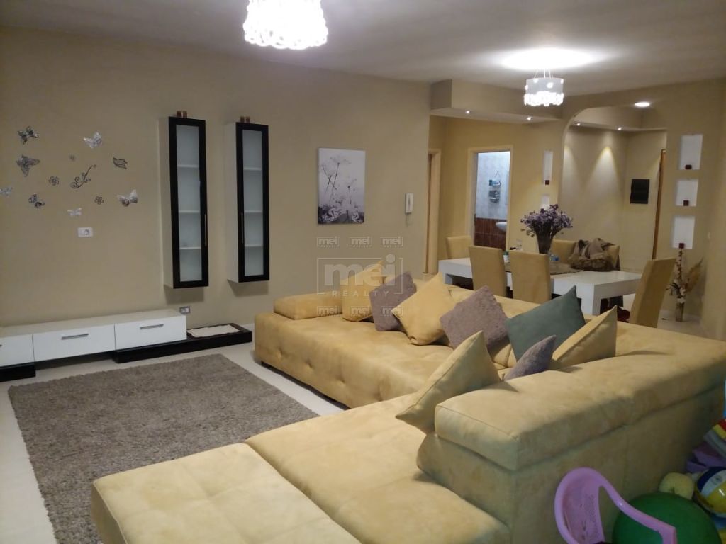 Te Kopshti Botanik Shitet Apartamenti 2+1+2 i Super Mobiluar