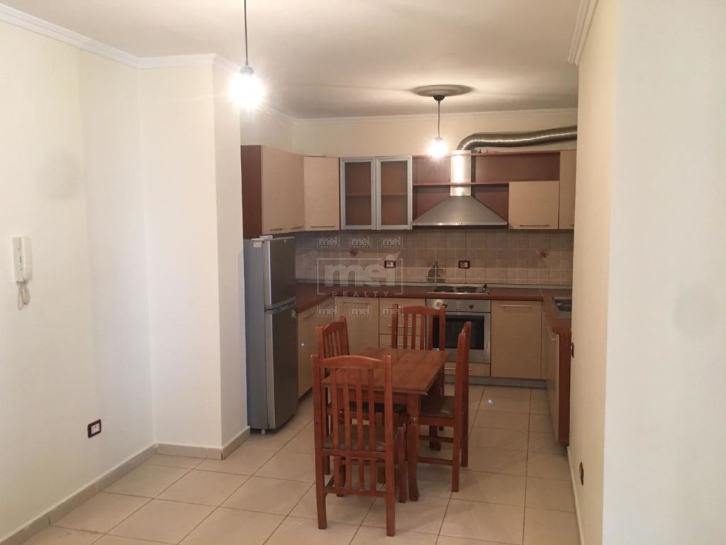 Te 5 Maji, Shitet Apartament 2 + 1