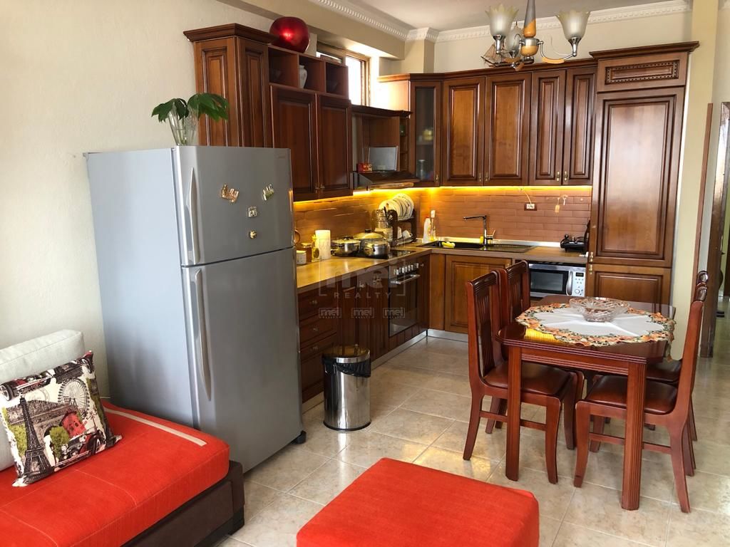 Tek Medreseja Shitet Apartament 2+1
