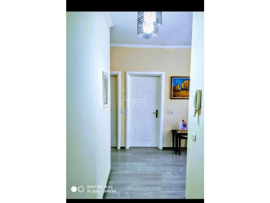 Tek Pallati me Shigjeta Jepet me Qira Apartament 2+1