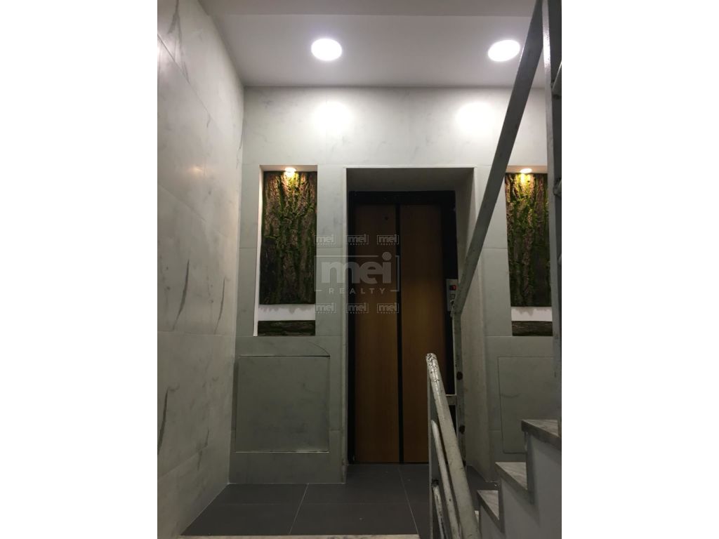 Tek Pallati me Shigjeta Jepet me Qira Apartament 2+1