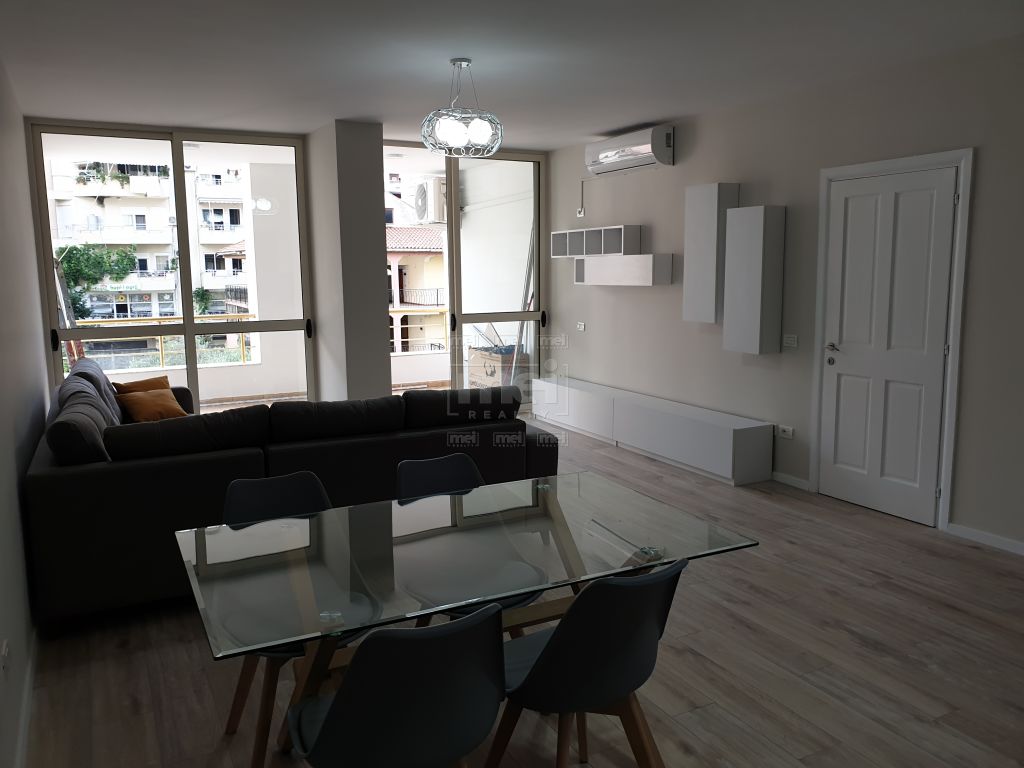 Te Kopshti Zoologjik Shitet Super Apartament i Mobiluar 2+1+2 tualete