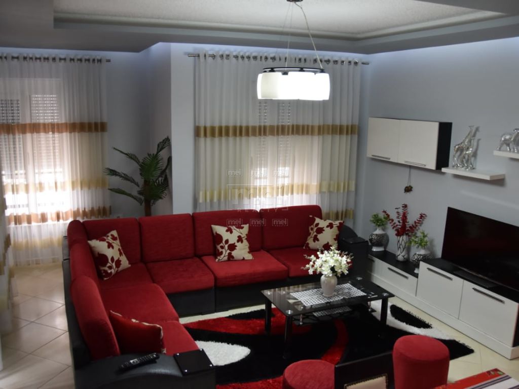Tek Kodra e Diellit Shitet Apartament 2+1