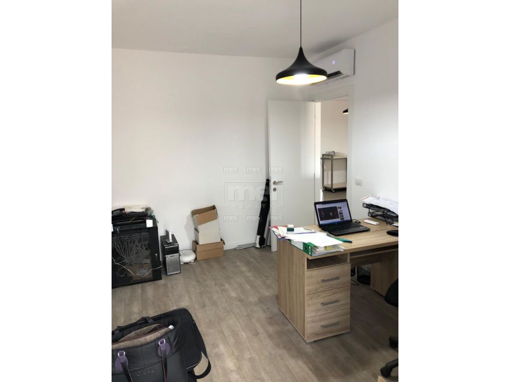 21 Dhjetori, Jepet me Qira Apartament 1+1, i pershtatshem per zyre