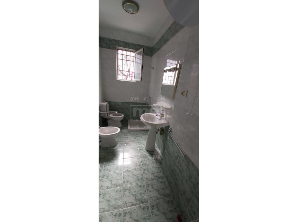 Bllok, Ne Rr. Perlat Rexhepi, Jepet me Qira Apartament 2+1