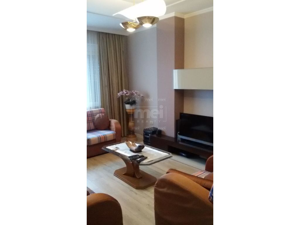 Bllok, Jepet Me Qira Apartament 2+1