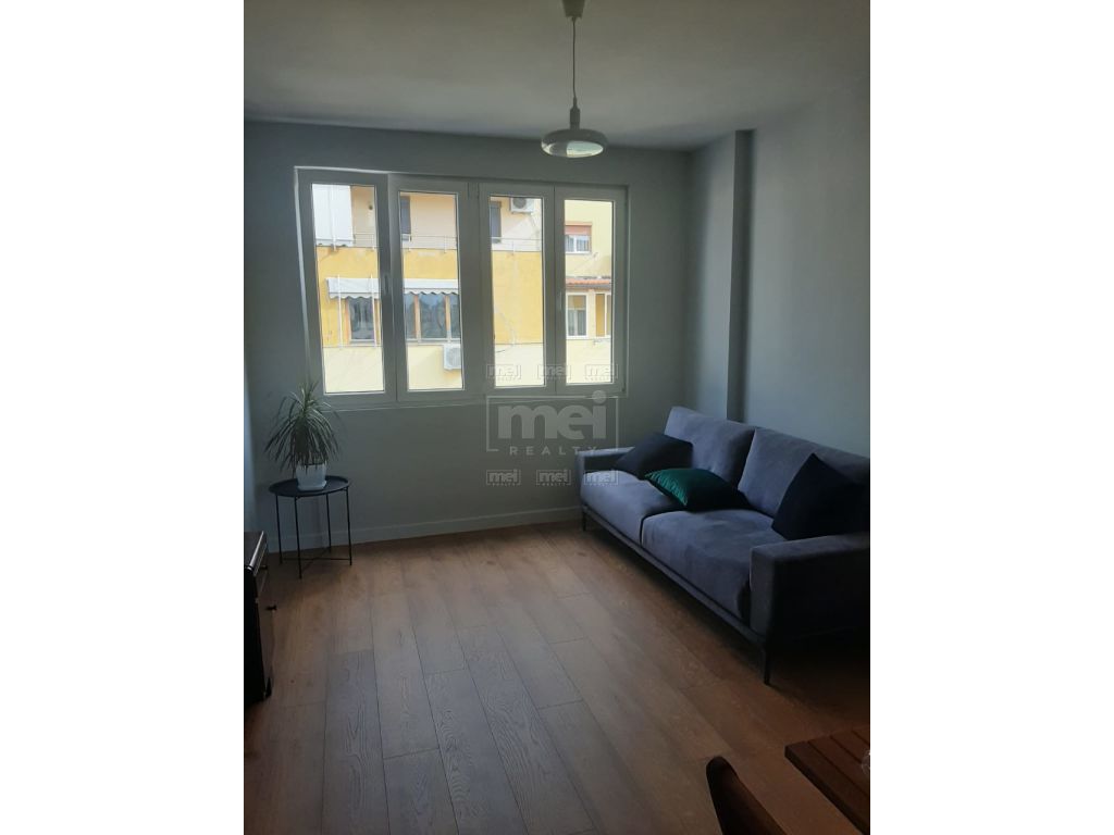 Myslym Shyri, Jepet me Qira Apartament 1+1
