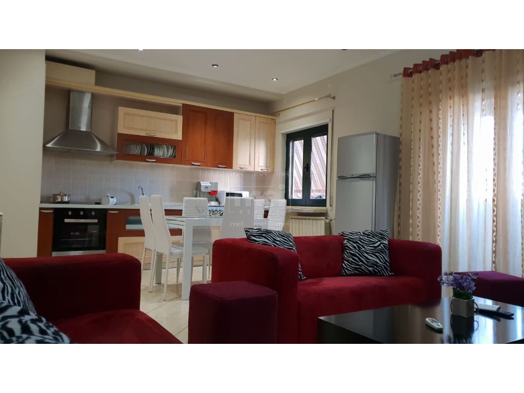 Tek Rruga E Barrikadave, Jepet Me Qira Apartamenti 2+1.