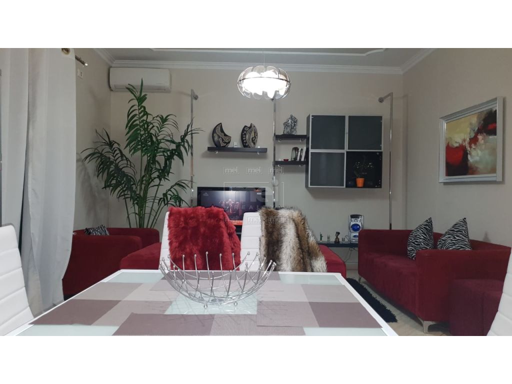 Tek Rruga E Barrikadave, Jepet Me Qira Apartamenti 2+1.