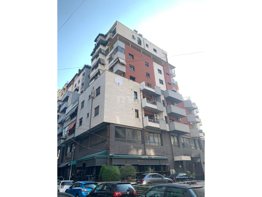 Dyqan per shitje ne Bllok.