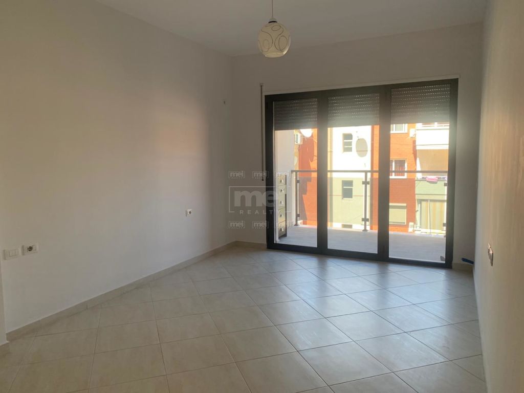 Kodra e Diellit, Shitet Apartament 1+1